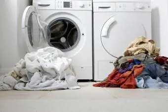 Ein farbiger Stapel Kleidung und ein anderer weißer Wäsche zum Waschen