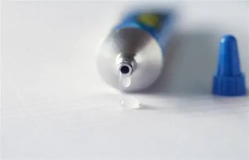 Cara Mengeluarkan Super Glue Dari Kulit & Permukaan