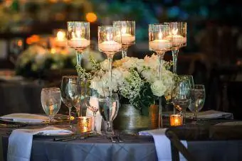 velas flutuantes em uma mesa elegante
