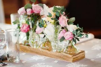 arranjo floral em mesa elegante