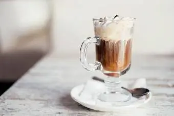 Frangelico Coffee sa isang kahoy na mesa
