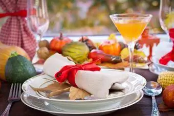 Couvert de Thanksgiving avec un martini Frangelico