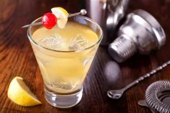 Cocktail chua Frangelico trên mặt quầy bar bằng gỗ