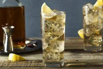 Frangelico Spritz egy fából készült asztalon