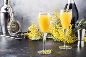 Caij nplooj ntoos hlav cawv cocktail mimosa