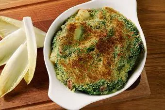 Casserole de brocoli dans un plat blanc