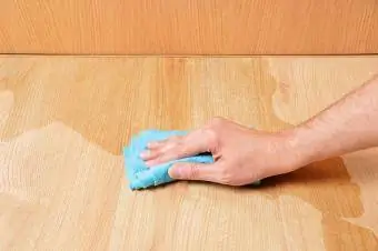 Limpiar el suelo de parquet laminado de madera