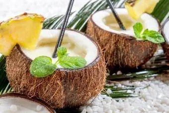 Pinakolados kokteilis šviežiame kokose
