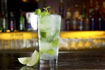 Mojito de coco en un bar