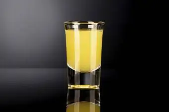 Bicchiere con alcool su uno sfondo scuro