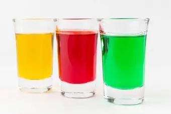 Minuman keras multi-warna pada gelas shot