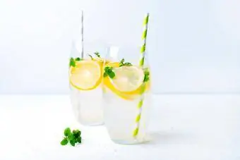 Екі стакан кокос лимонады