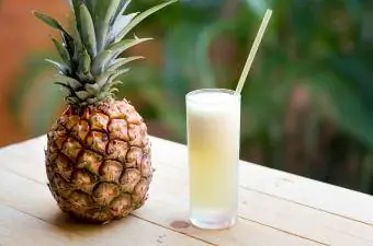 Kokos-rum en ananassap in een glas