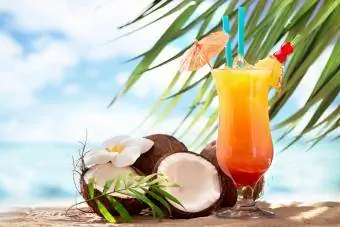 Kokosriekstu saullēkta kokteilis pludmalē