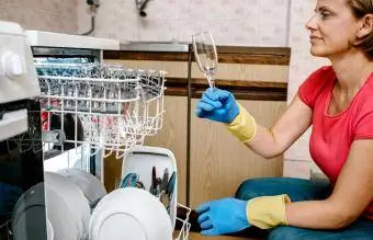 زنی که ظرف های تمیز را بیرون می آورد
