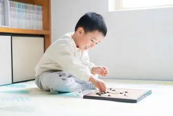 Satranç oynayan Çinli bir bebek