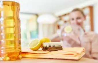 Close-up schoonmaakhulpmiddelen op tafel