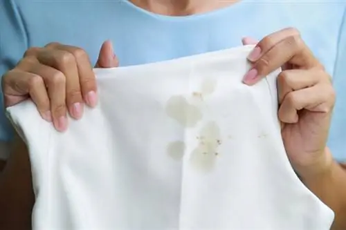 Comment éliminer les taches d'huile sur les vêtements avec des remèdes maison faciles