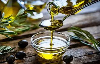 Nalievanie extra panenského olivového oleja