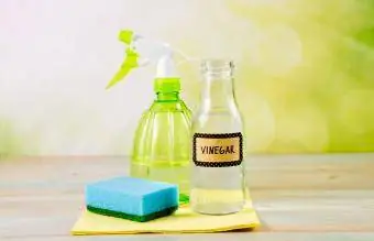 vinagre blanco en botella de spray