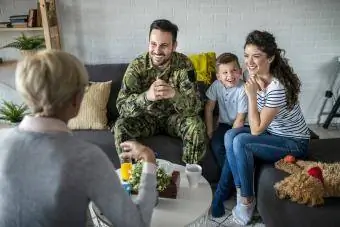 Un soldat și familia lui la un psihoterapeut în timpul unei ședințe