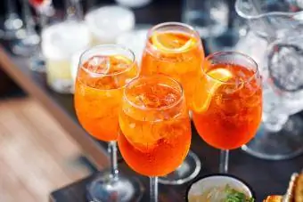 Spritz cocktail in beslagen glas met sinaasappel