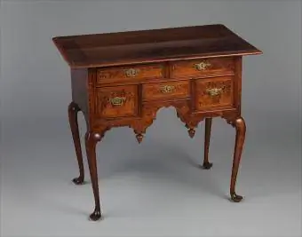 Dressing table ni Queen Anne