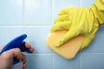 Nettoyer le carrelage dans la salle de bain