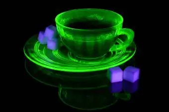 Parlayan bir uranyum cam çay fincanı ve tabağı