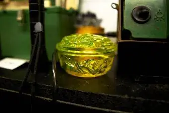 Vidro de urânio verde-amarelado na exposição do museu Bunker 703