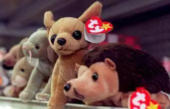 Beanie Babies тавиур дээр сууна