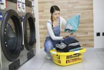 Çamaşırhanedeki genç kadın
