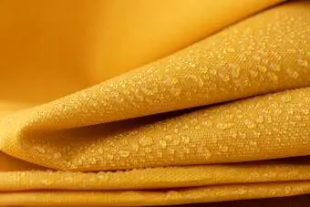 Sarı ıslak kumaştan katlanmış kanvas