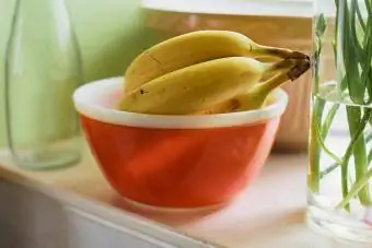 Un régime de bananes assis dans un bol en pyrex