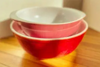 Senoviniai 1940-ųjų Pyrex lizdiniai dubenys