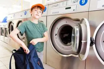 Boy Washing is een rugzak met een wasmachine