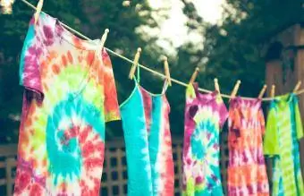 Tie dyed t-shirts kom qhuav