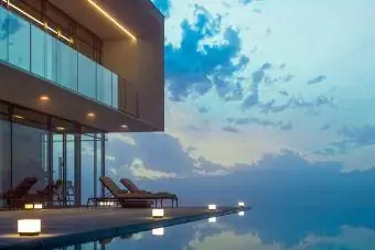 Moderný luxusný dom so súkromným bazénom s nekonečným okrajom