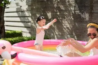 Un enfant asperge sa mère d'eau