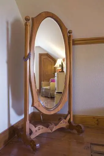 Starožitné oválne drevené otočné zrkadlo na šaty