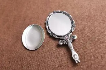 Espelho de mão sobre uma mesa