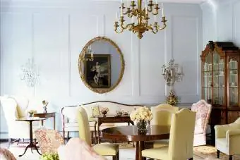 Espejo de estilo georgiano en una sala de estar con lámpara de araña de latón