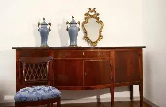 Muebles vintage y un espejo rococó.