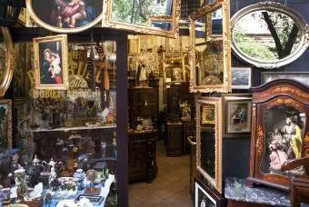 Loja de antiguidades com móveis antigos e espelhos