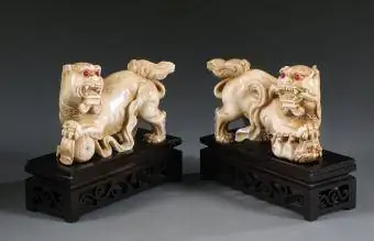 Par de leões foo de marfim chinês