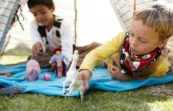 Pojkar som leker med djur i ett tält