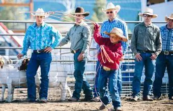 Junge wirft Lasso beim Rodeo