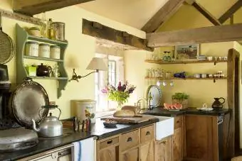 Dapur pedesaan dengan balok langit-langit kayu ek