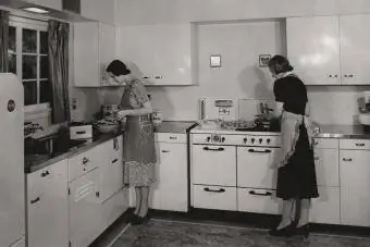 Dua wanita sedang membuat makan malam pada tahun 1940-an