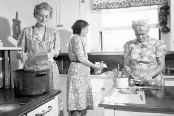 Mujeres en la cocina preparando comida, alrededor de 1945